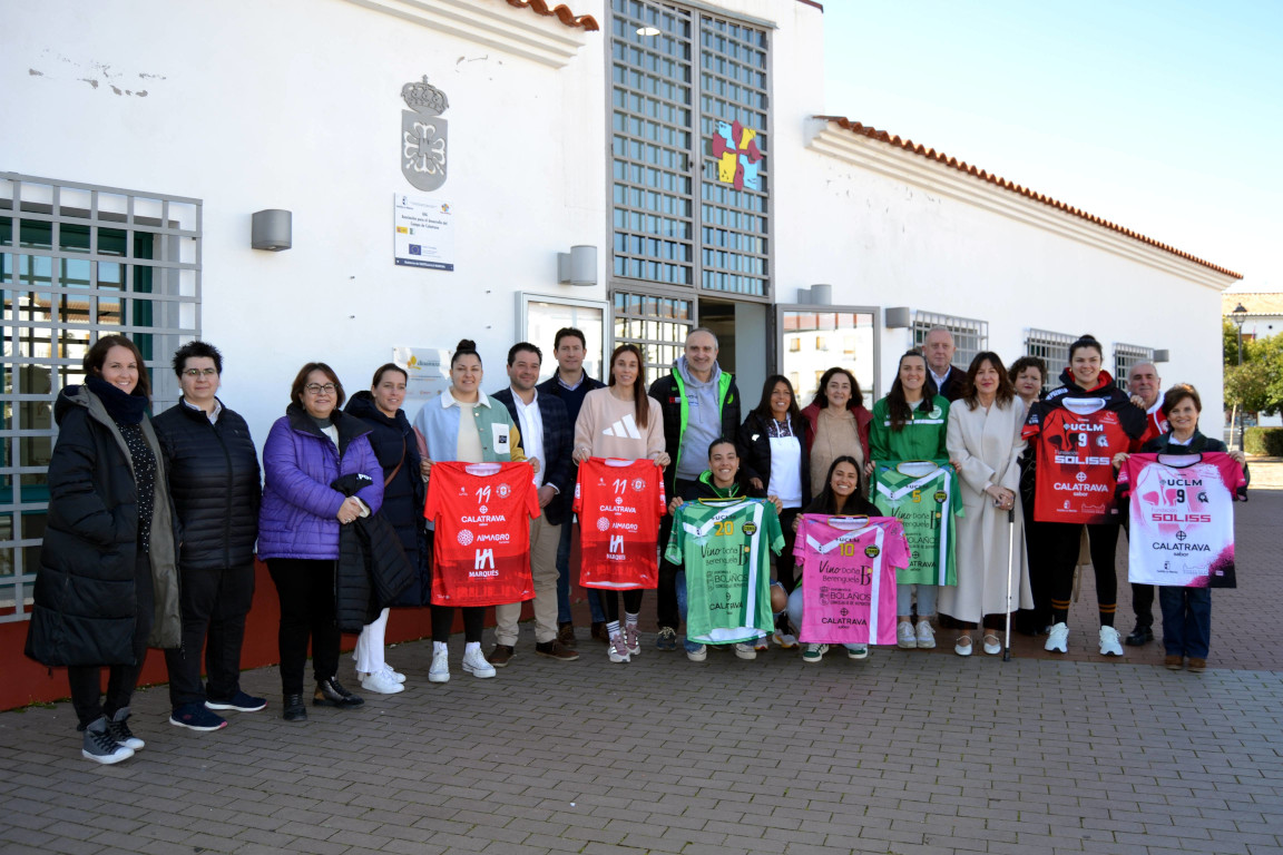 Foto de familia - Renovación convenio de patrocinio deporte femenino Campo de Calatrava