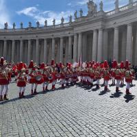 Armaos haciendo la Estrella en la Plaza de San Pedro del Vaticano