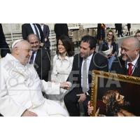 David Triguero, presidente de la ADCC, da la Mano al Papa Francisco