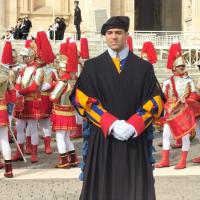 Armaos con guardia vaticana